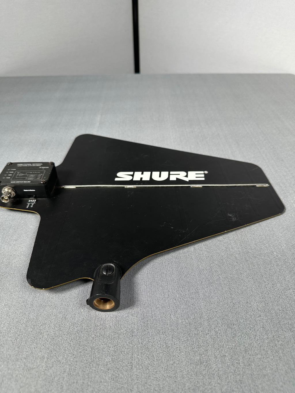 Shure UA874WB Active Directional Antenna